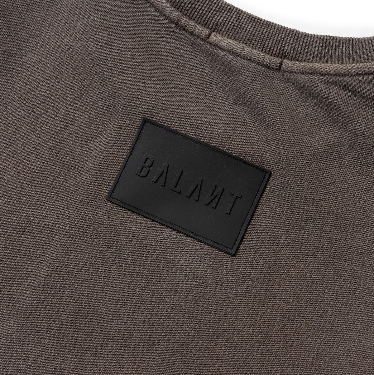 발란트(BALANT) 피그먼트 실리콘 라벨 스웨이트셔츠 - 브라운
