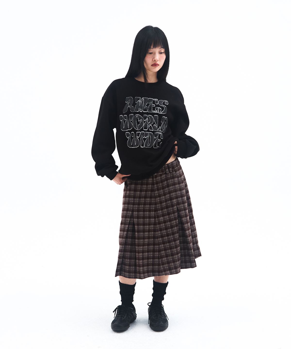 아메스 월드와이드(AMES-WORLDWIDE) BIG TYPO SWEATSHIRT BLACK