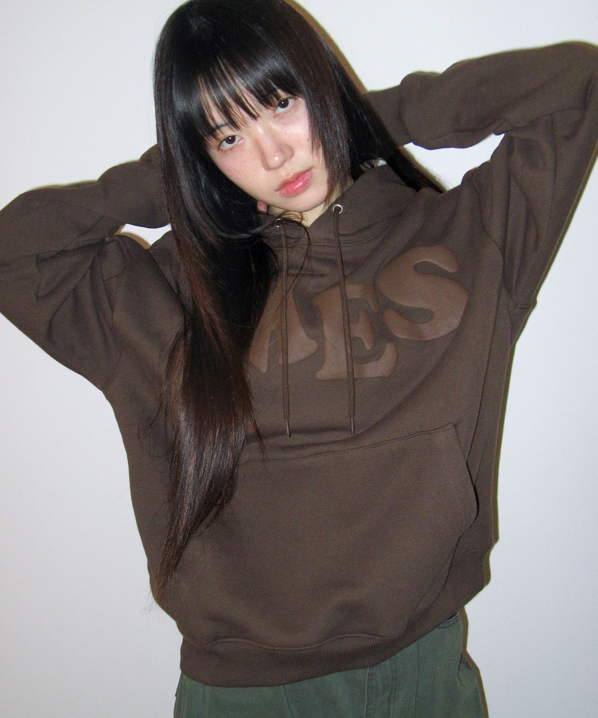 아메스 월드와이드(AMES-WORLDWIDE) BIG TYPO HOODIE BROWN