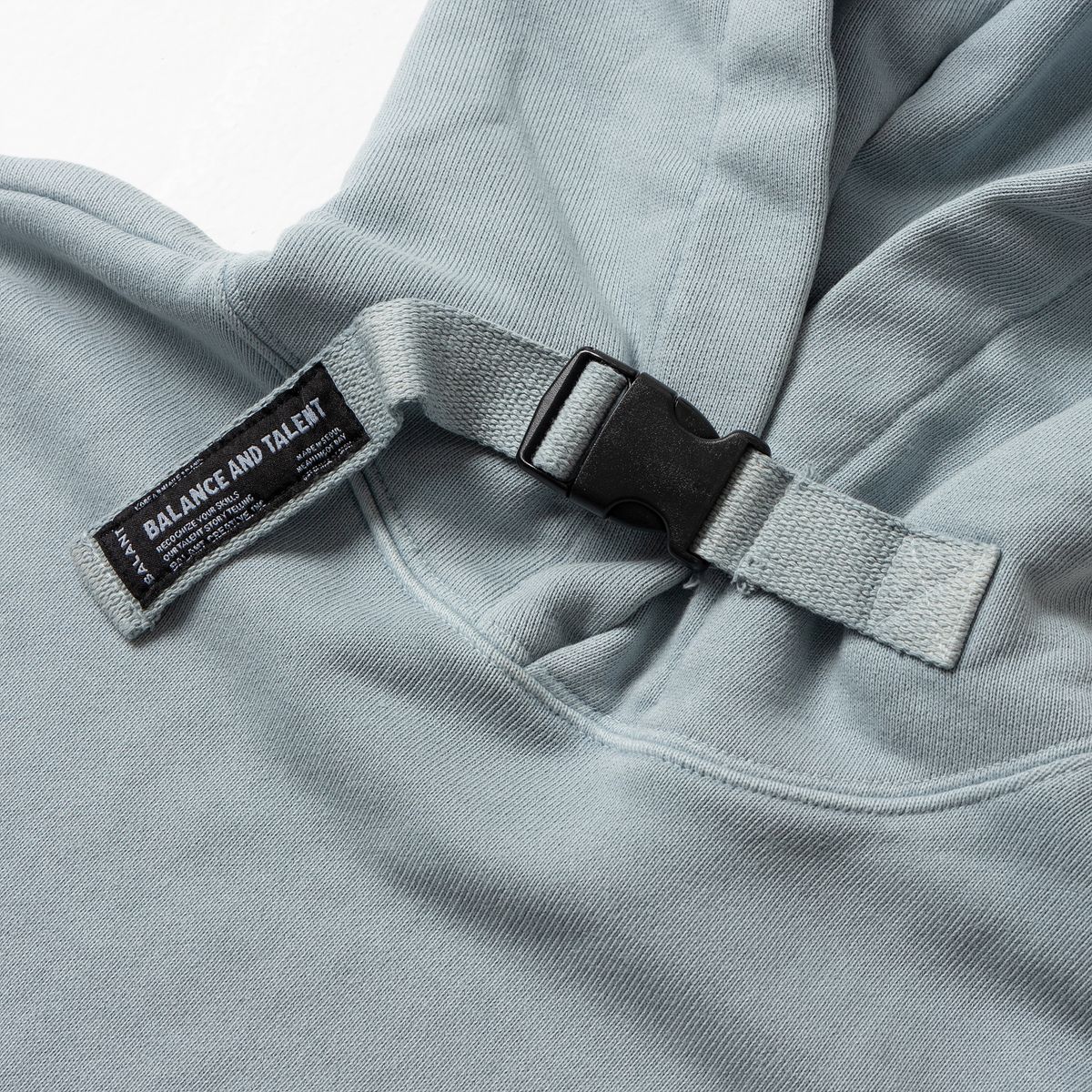 발란트(BALANT) 피그먼트 슬로건 버클 후드 - 그레이