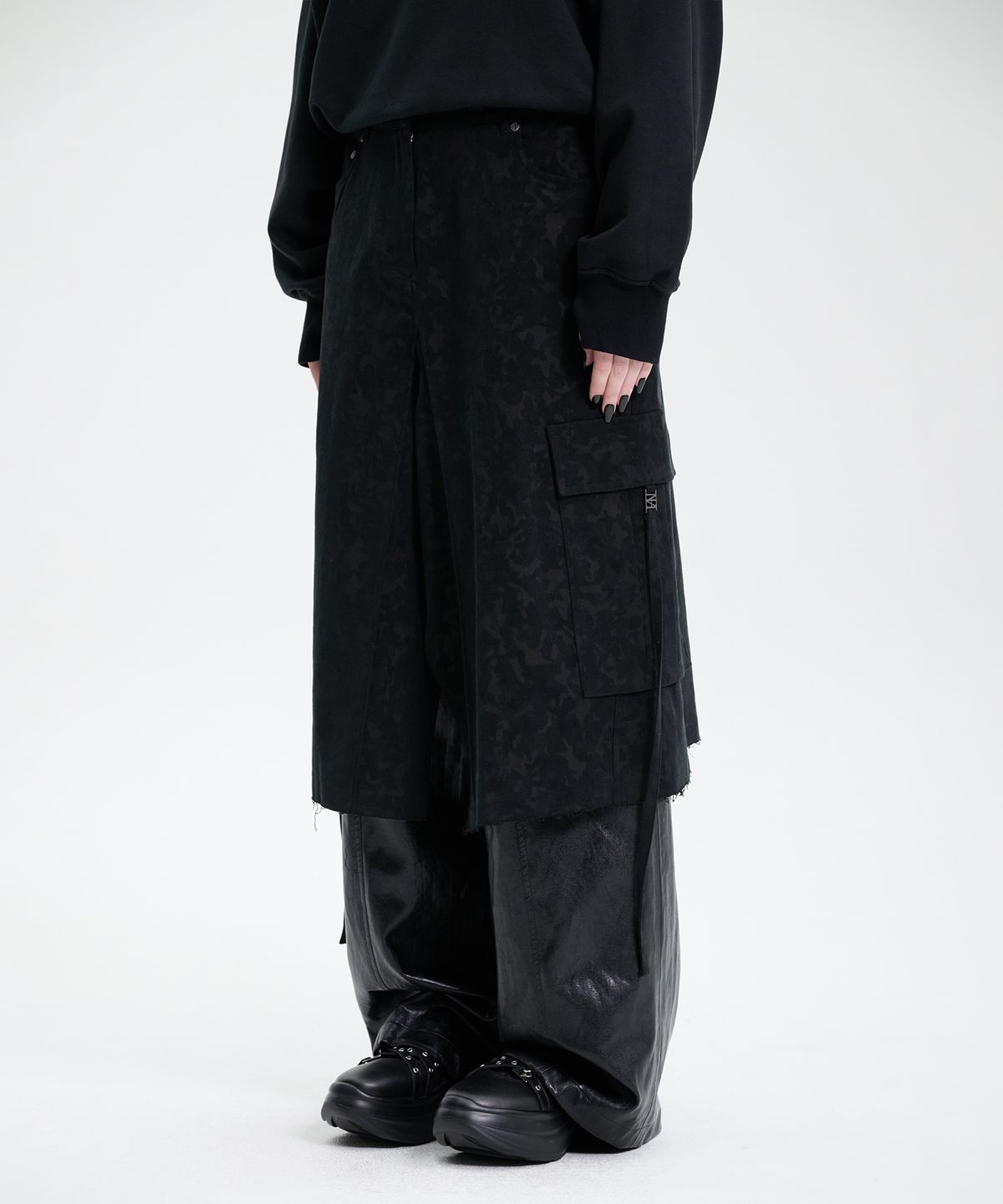 트리밍버드(TREEMINGBIRD) Camo Bermuda Cargo Skirt [ Black ]