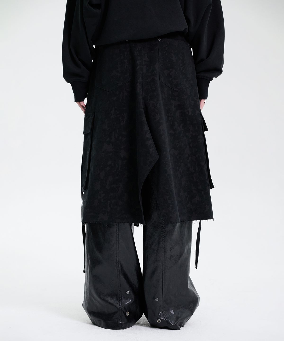 트리밍버드(TREEMINGBIRD) Camo Bermuda Cargo Skirt [ Black ]