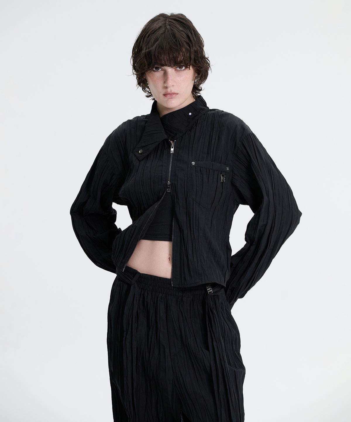 트리밍버드(TREEMINGBIRD) Crinkle Back Tie Set-up Shirt [ Black ]