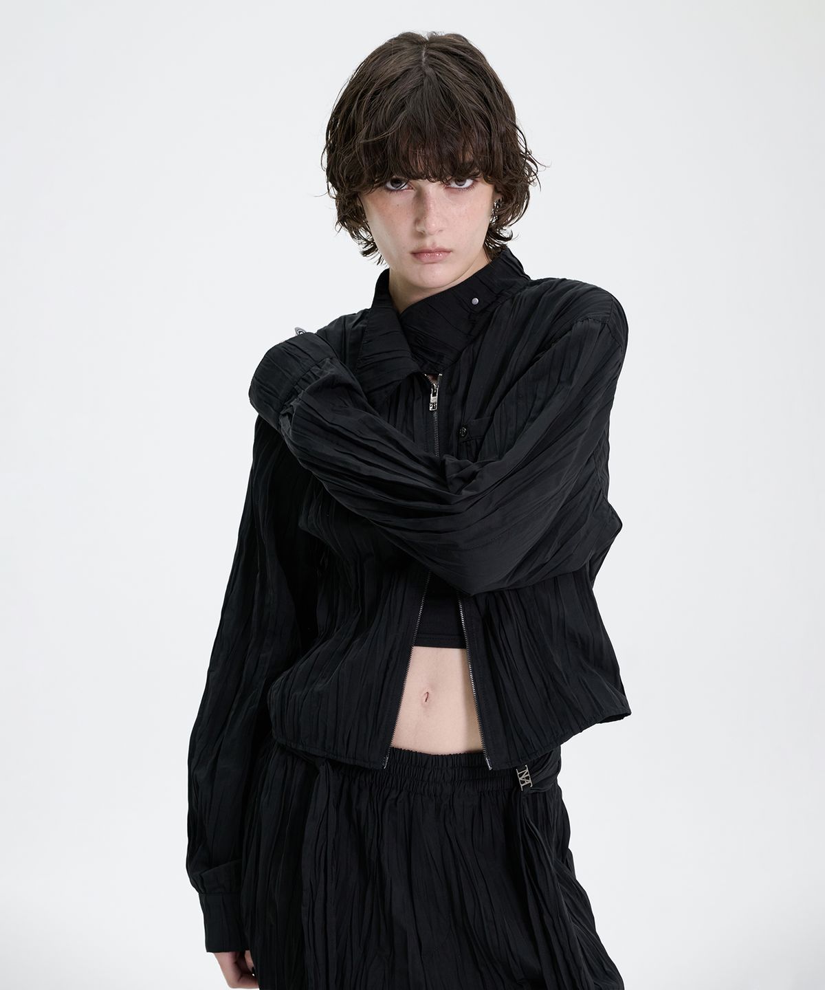 트리밍버드(TREEMINGBIRD) Crinkle Back Tie Set-up Shirt [ Black ]