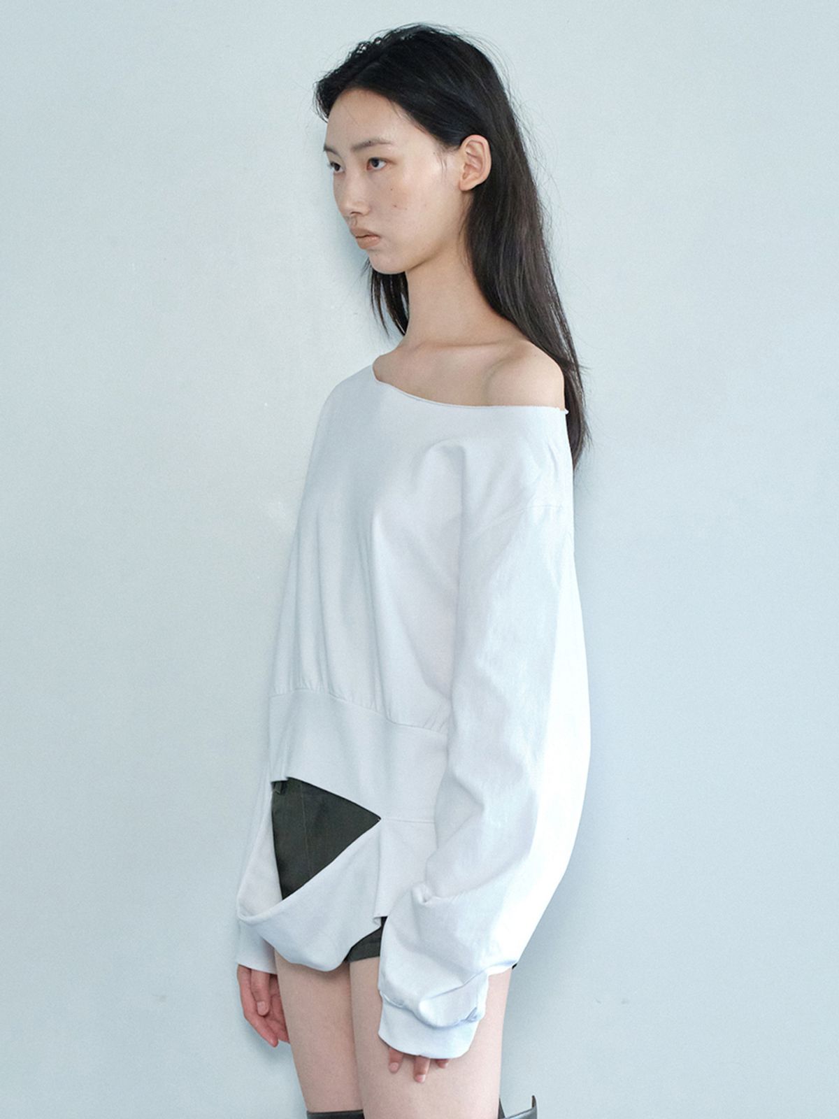 세릭(CERRIC) ONE SHOULDER CUT-OFF TOP / WHITE