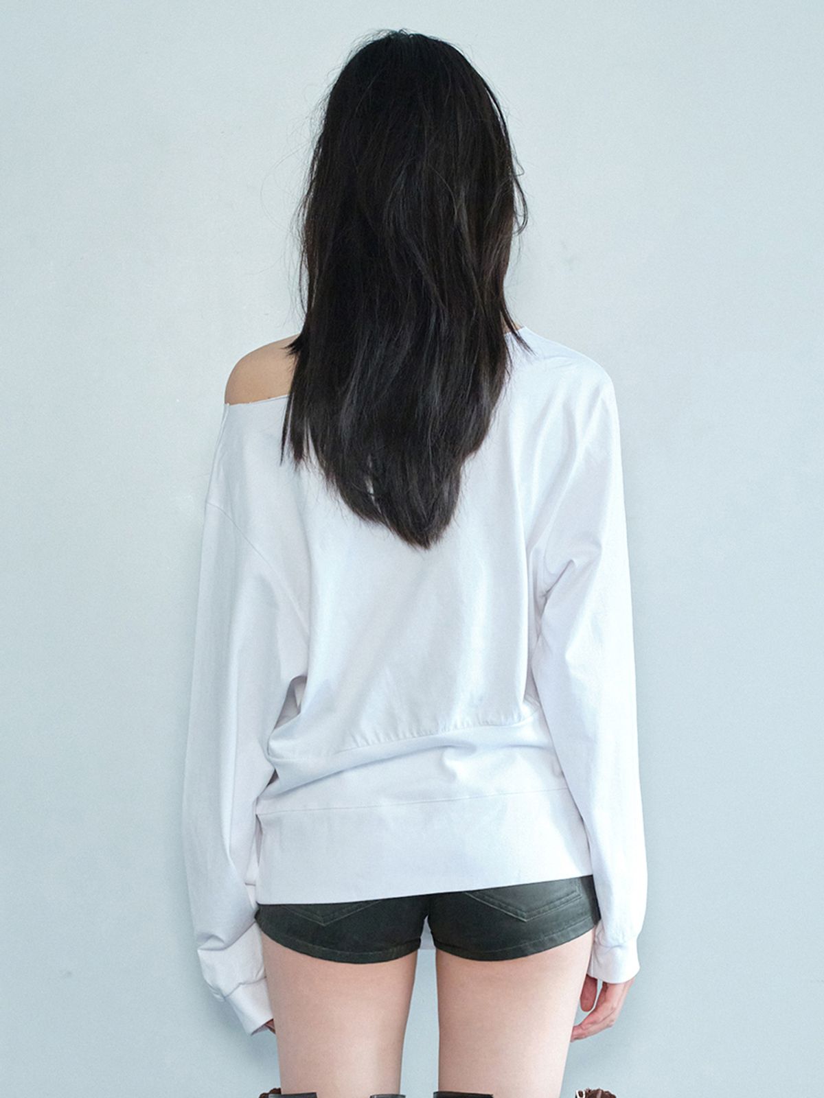 세릭(CERRIC) ONE SHOULDER CUT-OFF TOP / WHITE