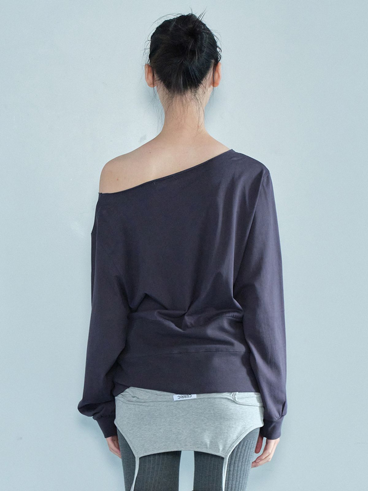 세릭(CERRIC) ONE SHOULDER CUT-OFF TOP / NAVY