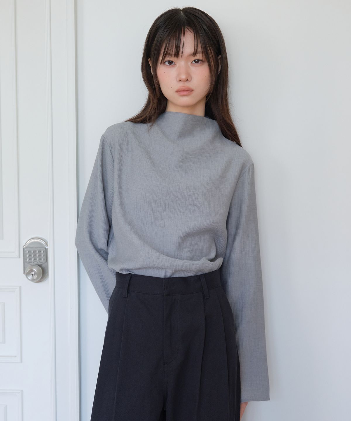엽페(YUPPE) PLEATED LONG SHIRT_GRAY