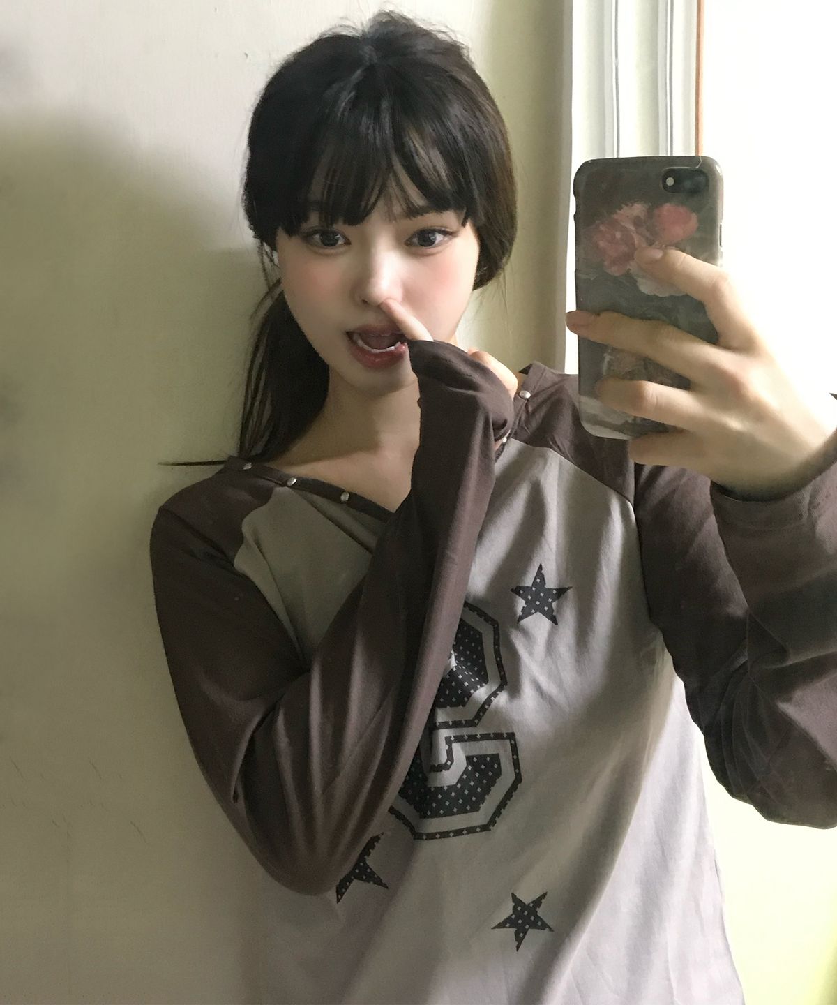 칙스(CHICKS) 나인스타 스터드 원숄더 배색 롱 슬리브 베이지