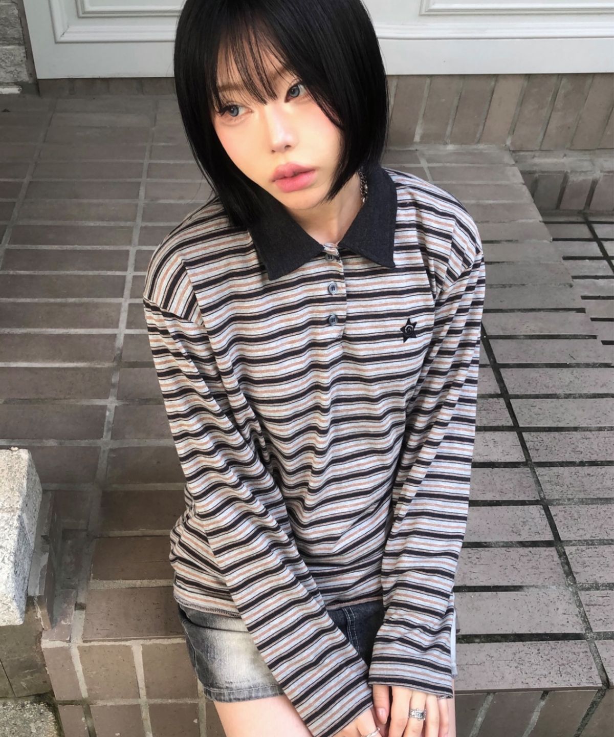 칙스(CHICKS) 스트라이프 폴로 카라 티셔츠 차콜 그레이
