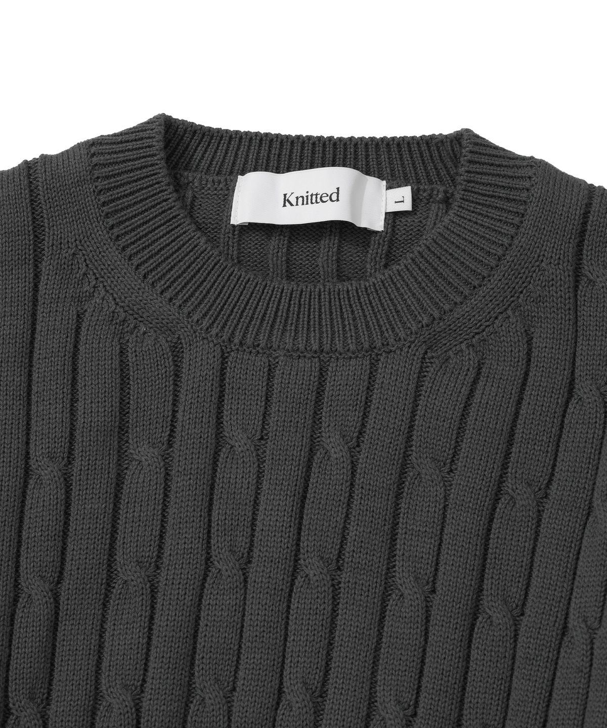 니티드(KNITTED) 코튼 케이블 라운드 니트 CHARCOAL