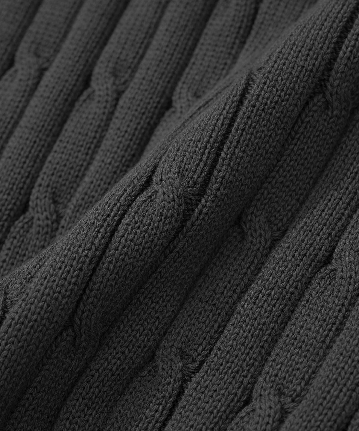 니티드(KNITTED) 코튼 케이블 라운드 니트 CHARCOAL