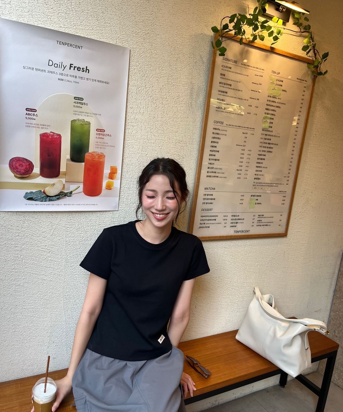 러브미오피셜(LOVEMIIOFFICIAL) 러브라벨 세미 크롭 티셔츠