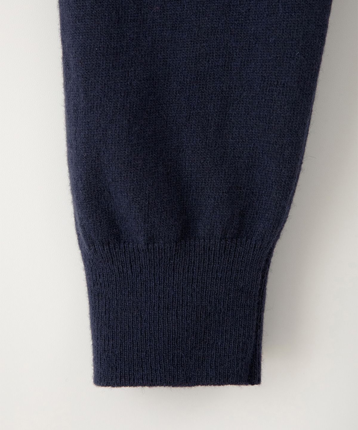 썸웨어버터(SOMEWHEREBUTTER) Roe V-Neck Knit - Navy