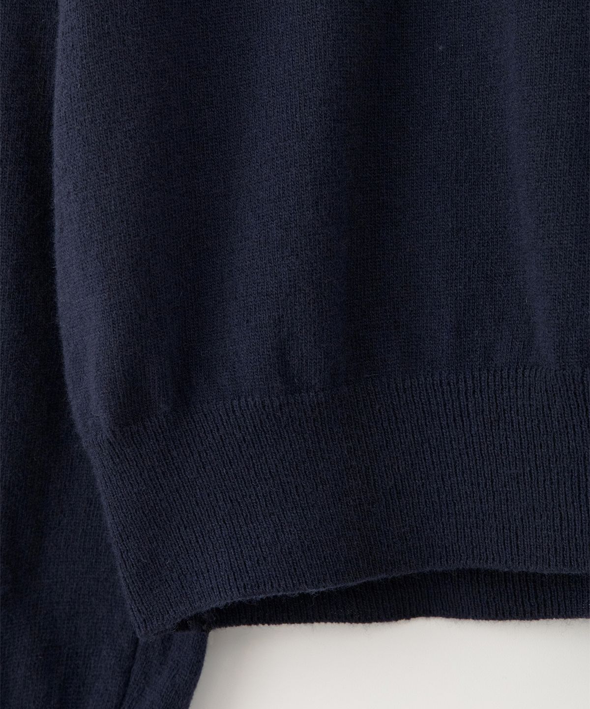 썸웨어버터(SOMEWHEREBUTTER) Roe V-Neck Knit - Navy