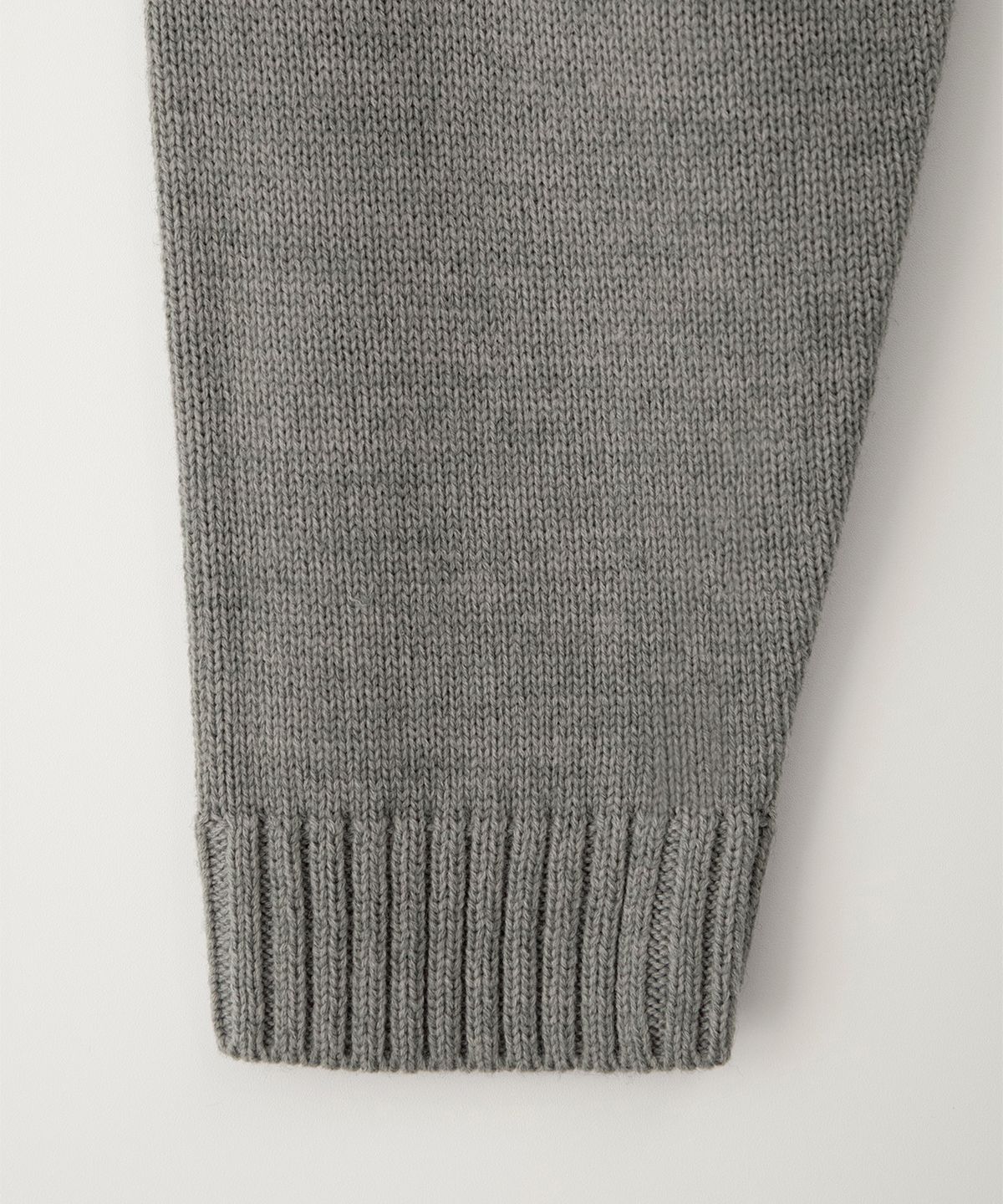 썸웨어버터(SOMEWHEREBUTTER) Casual Wave Logo Knit - Grey