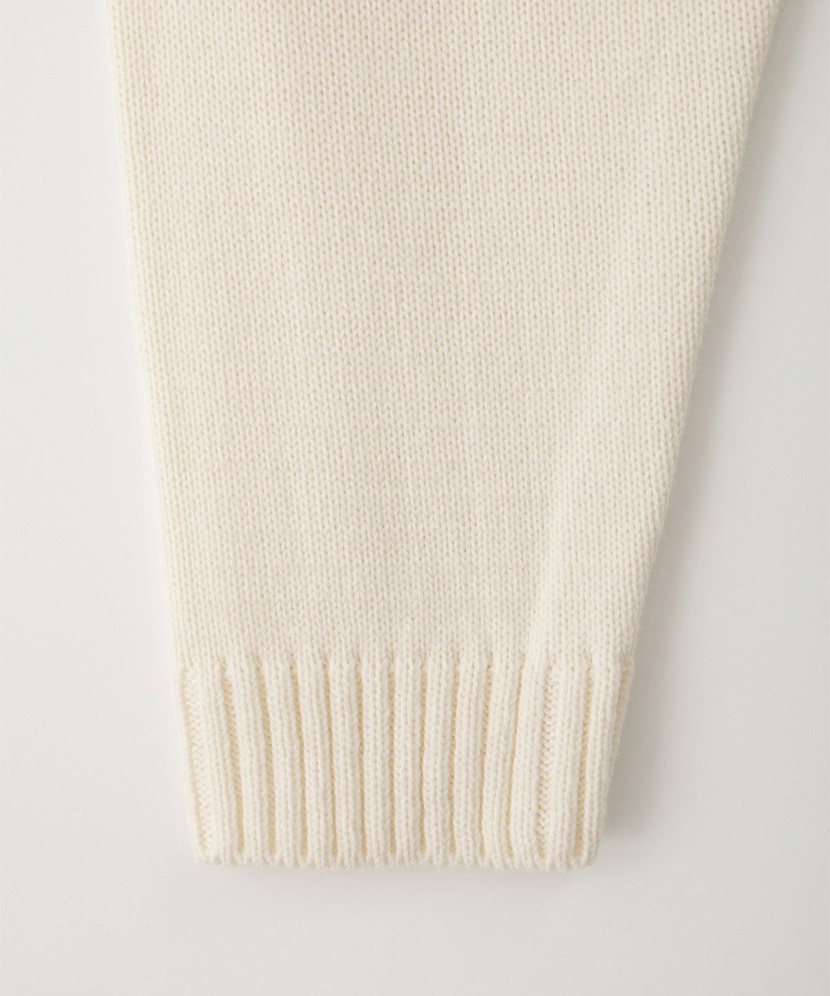 썸웨어버터(SOMEWHEREBUTTER) Casual Wave Logo Knit - Ivory