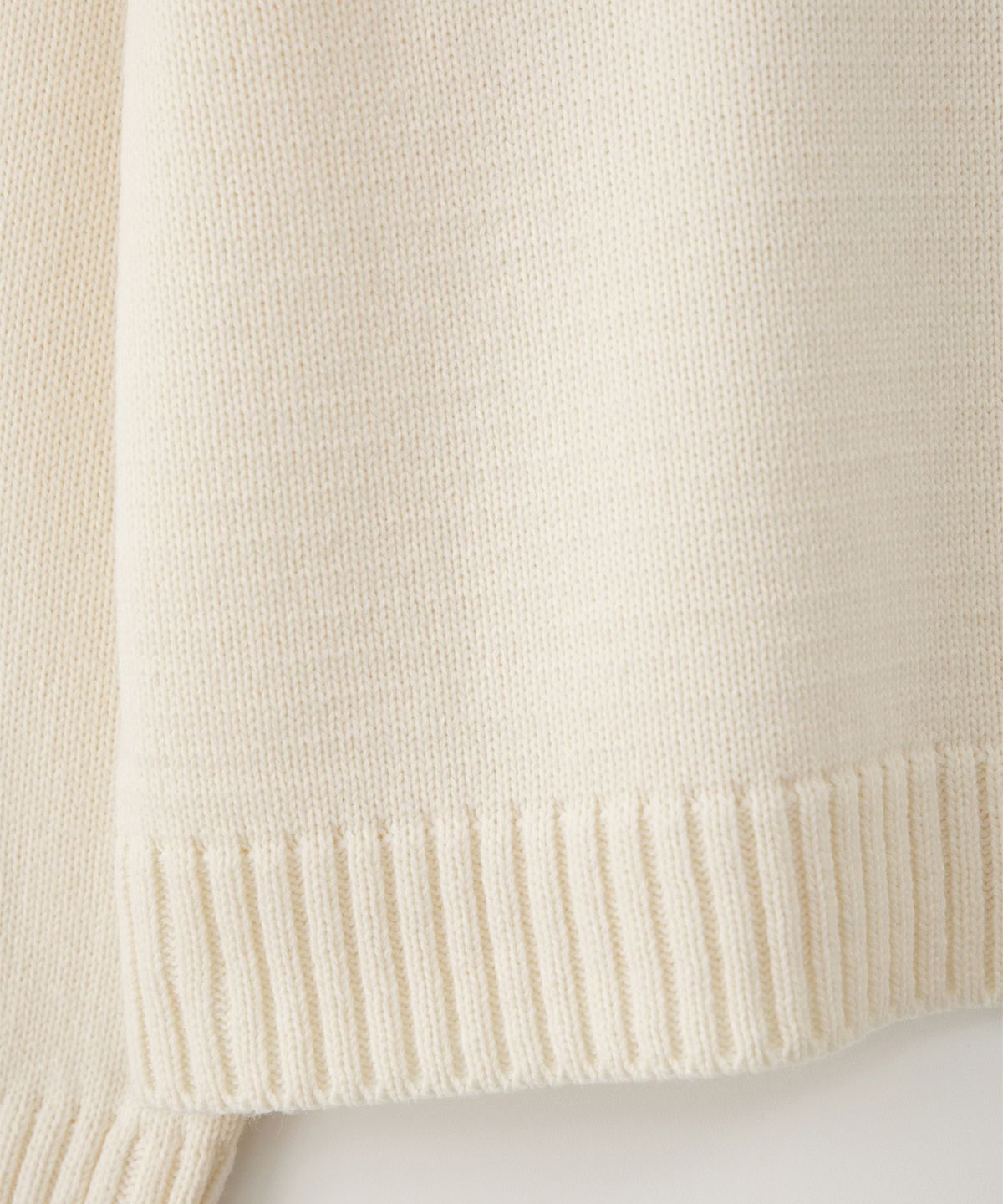 썸웨어버터(SOMEWHEREBUTTER) Casual Wave Logo Knit - Ivory