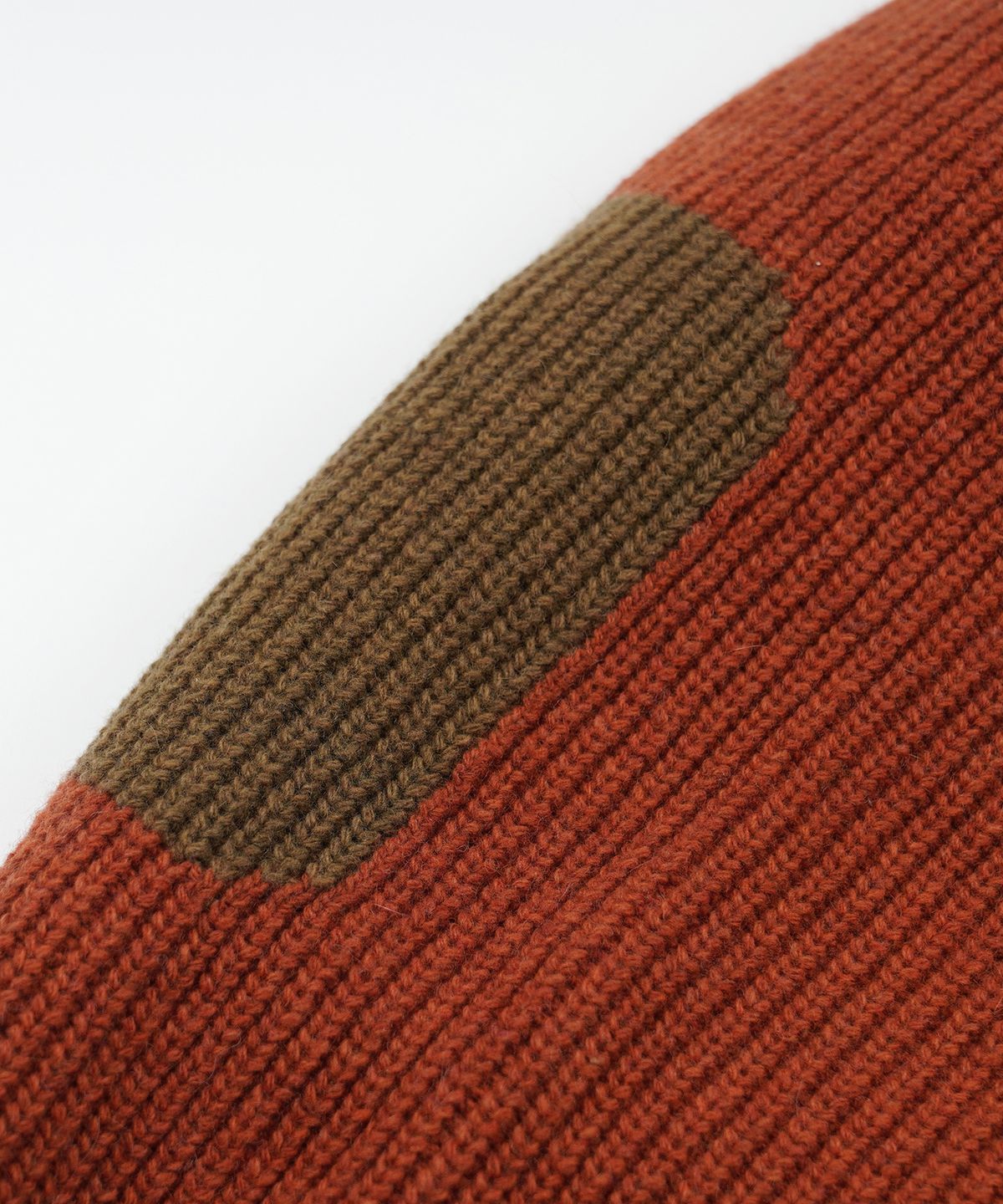 프리즘웍스(FRIZMWORKS) PATCH ROUND PULLOVER KNIT _ BRICK