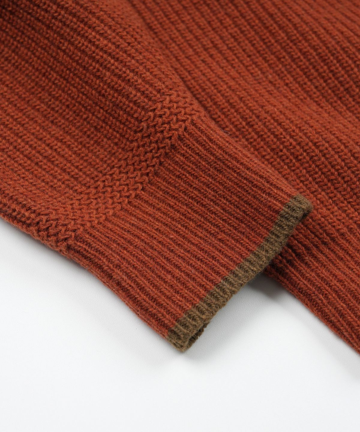 프리즘웍스(FRIZMWORKS) PATCH ROUND PULLOVER KNIT _ BRICK