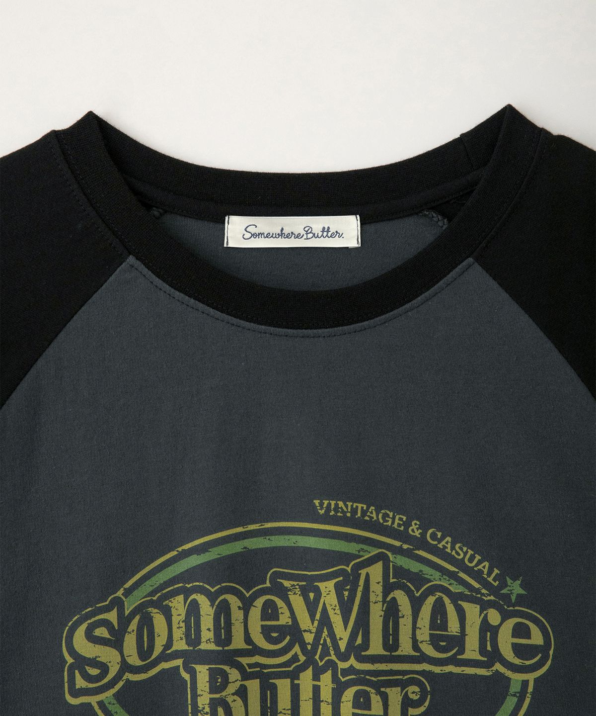 썸웨어버터(SOMEWHEREBUTTER) Wave Logo Raglan Long Top - Charcoal(Black)