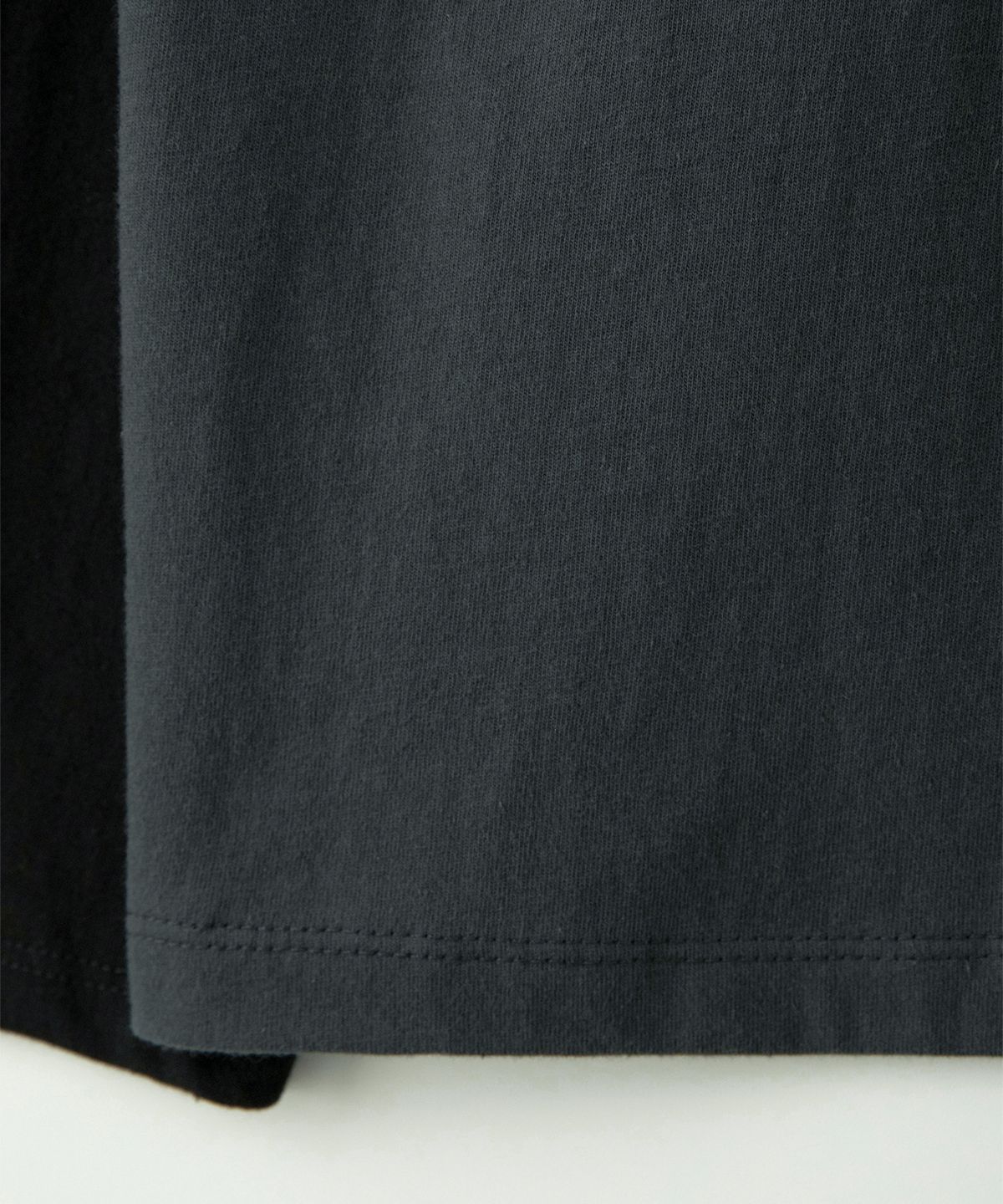 썸웨어버터(SOMEWHEREBUTTER) Wave Logo Raglan Long Top - Charcoal(Black)
