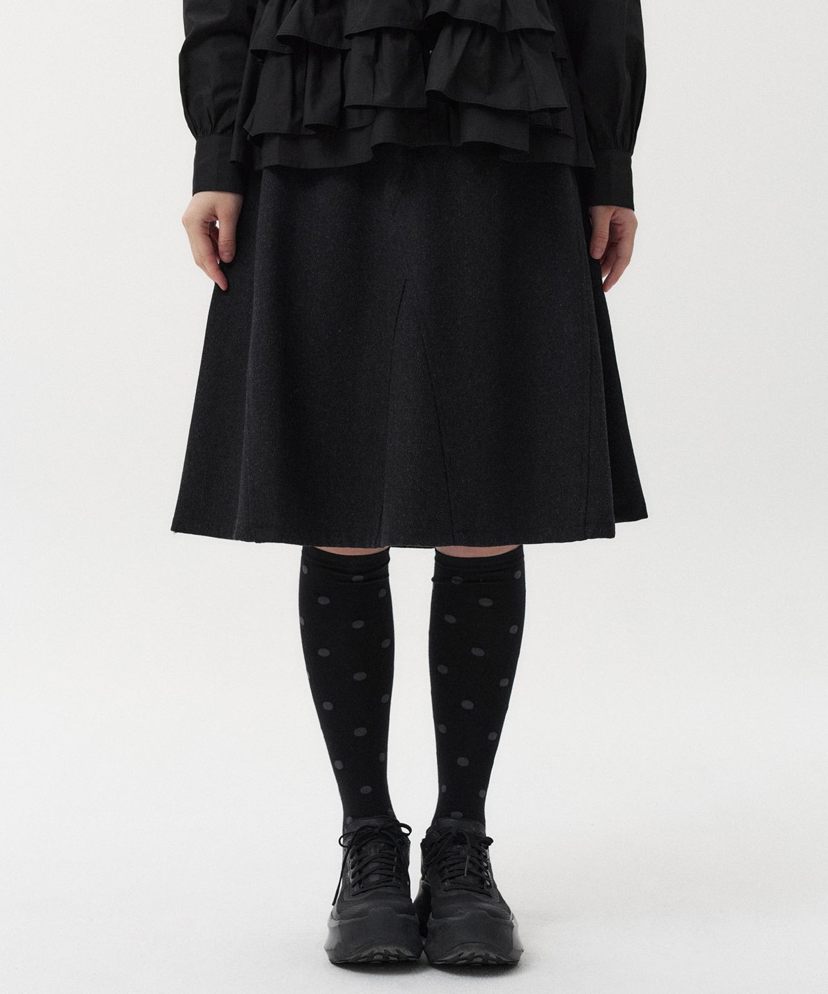 오헤시오(OHESHIO) DOT KNEE SOCKS, BLACK