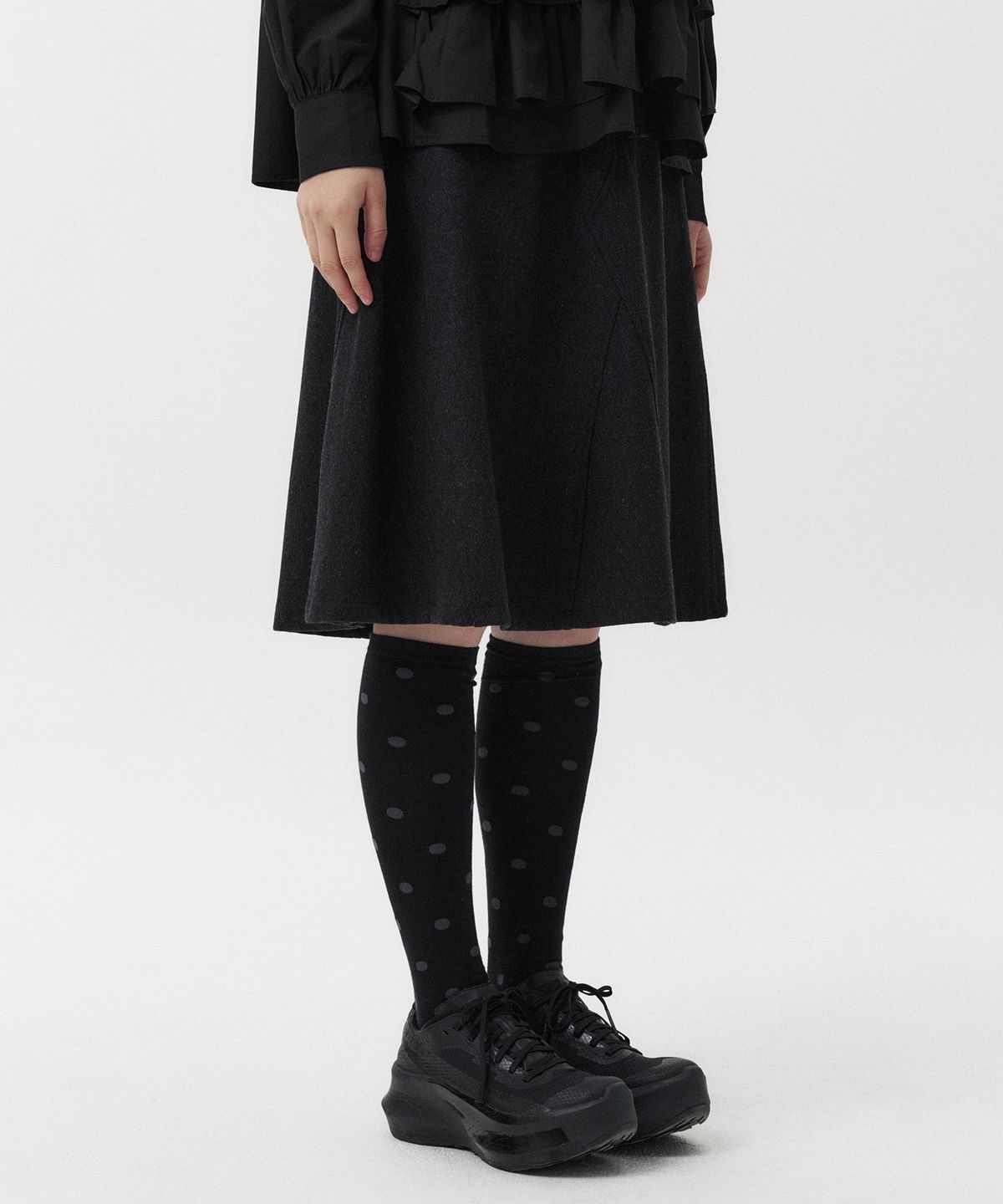 오헤시오(OHESHIO) DOT KNEE SOCKS, BLACK