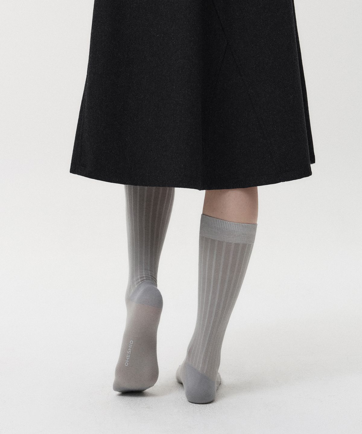 오헤시오(OHESHIO) STRIPED RIB SOCKS, GRAY