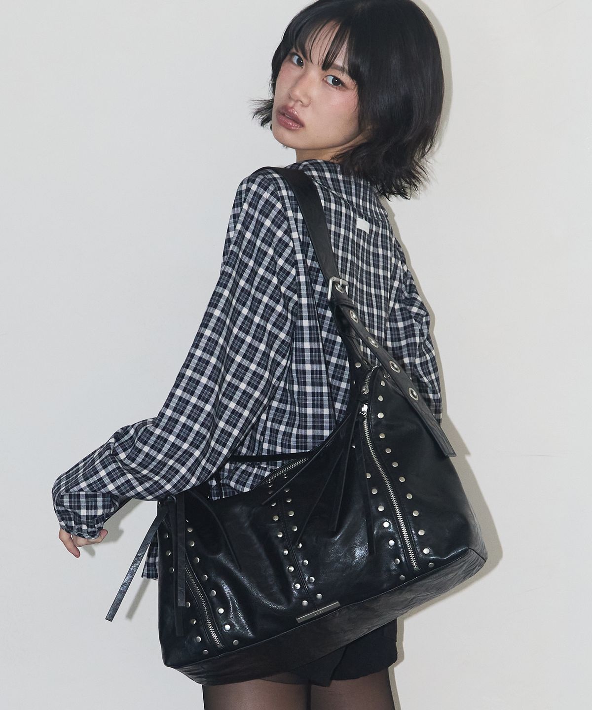 일리고(ILLIGO) 리프 아일렛 빅 숄더 백 블랙