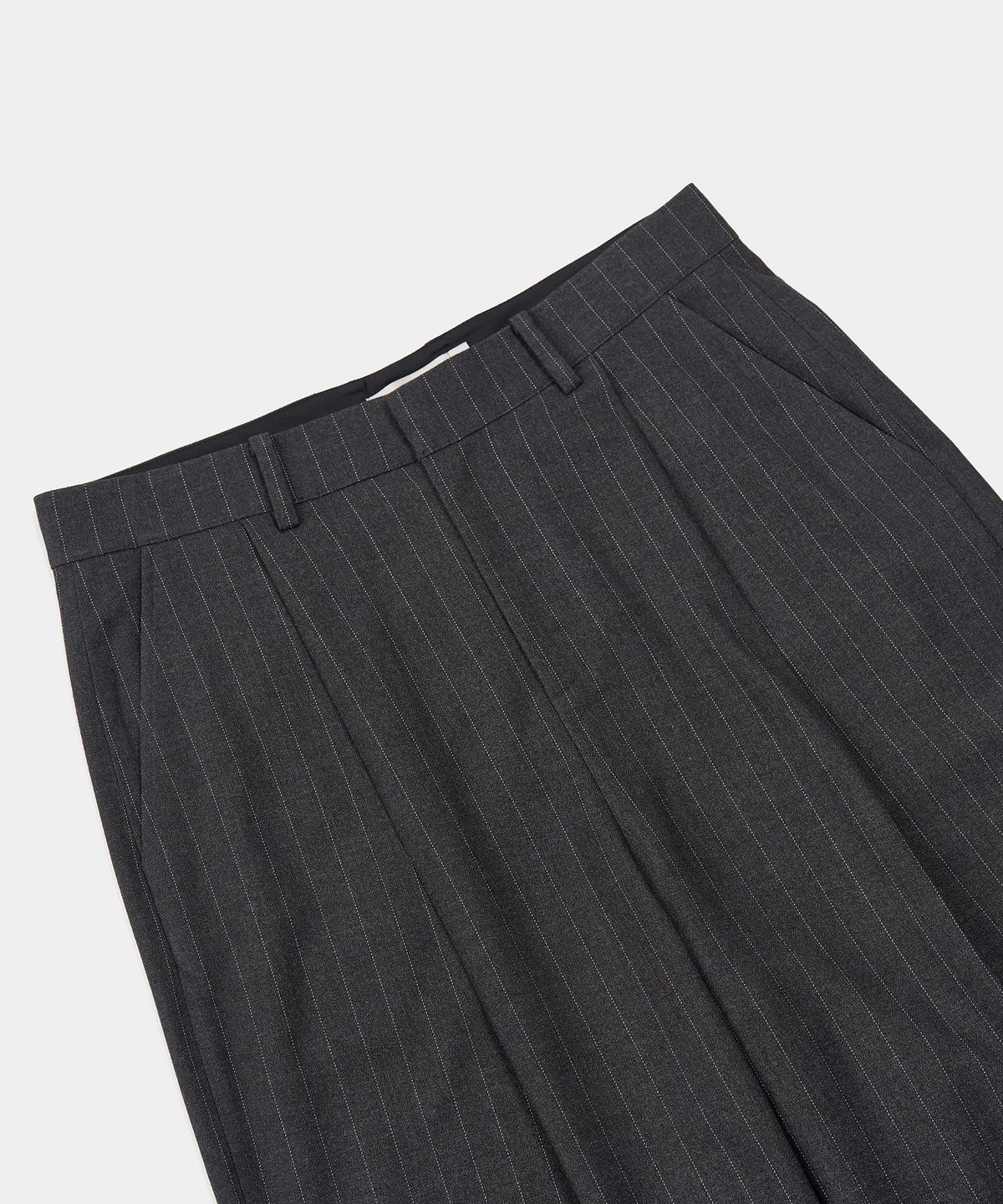 엑스컨테이너(EXCONTAINER) 클래식 원턱 핀 스트라이프 트라우저 (CHARCOAL)