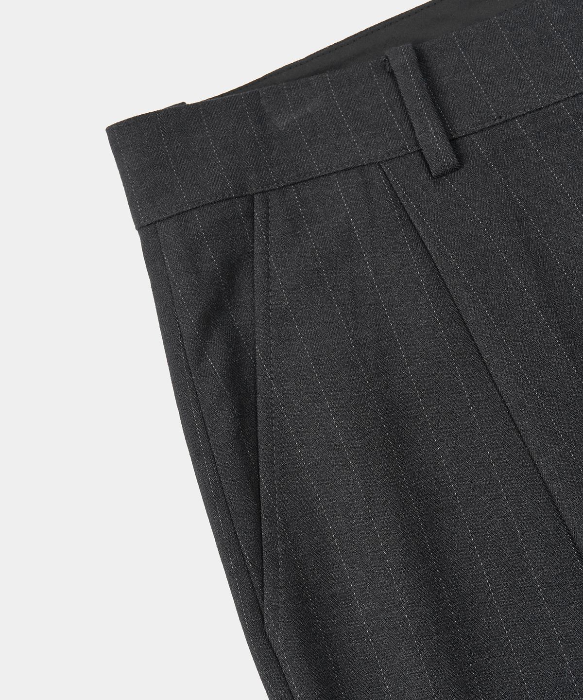 엑스컨테이너(EXCONTAINER) 클래식 원턱 핀 스트라이프 트라우저 (CHARCOAL)