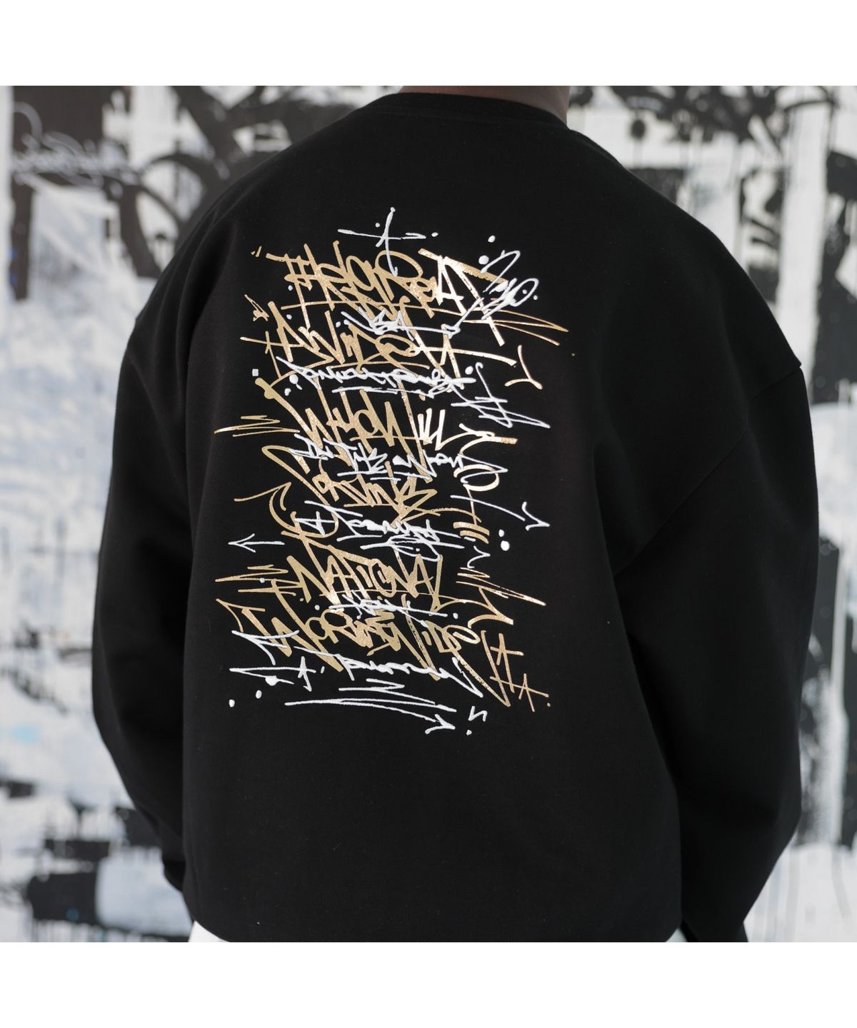 커스텀멜로우(CUSTOMELLOW) [BISCO SMITH] Black Graphic Sweatshirt CWTAW25917BKX
