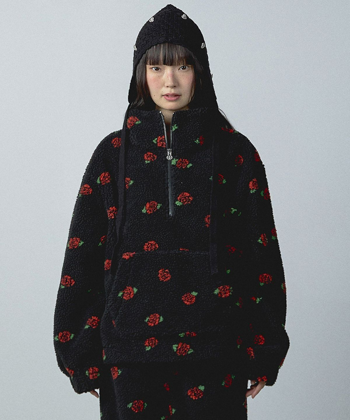 유희(YOUHEE) ROSE PATTERN FLEECE ANORAK BLACK