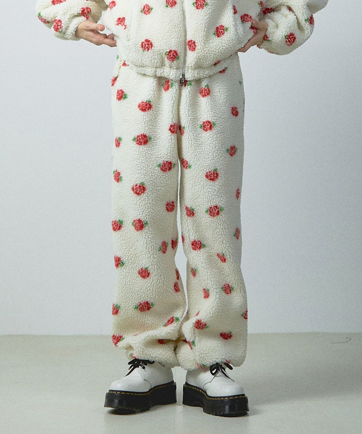 유희(YOUHEE) ROSE PATTERN FLEECE PANTS IVORY