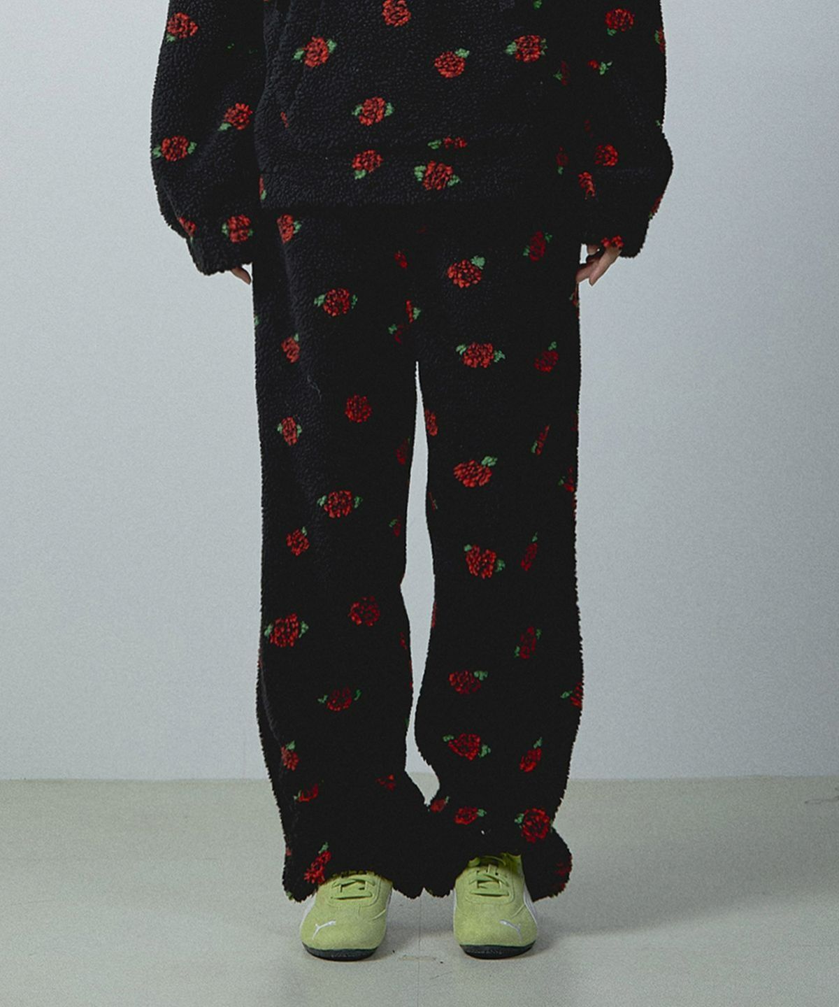 유희(YOUHEE) ROSE PATTERN FLEECE PANTS BLACK