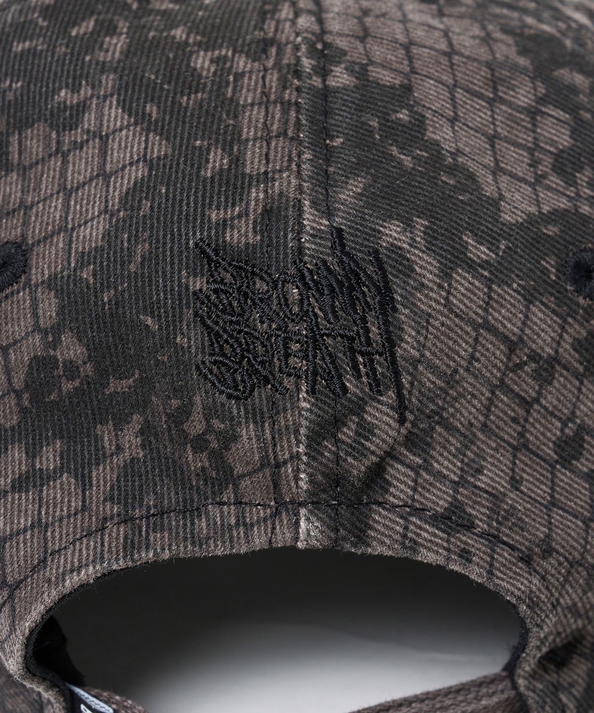 브라운브레스(BROWNBREATH) SNAKE PATTERN SQUARE VISOR CAP - BLACK