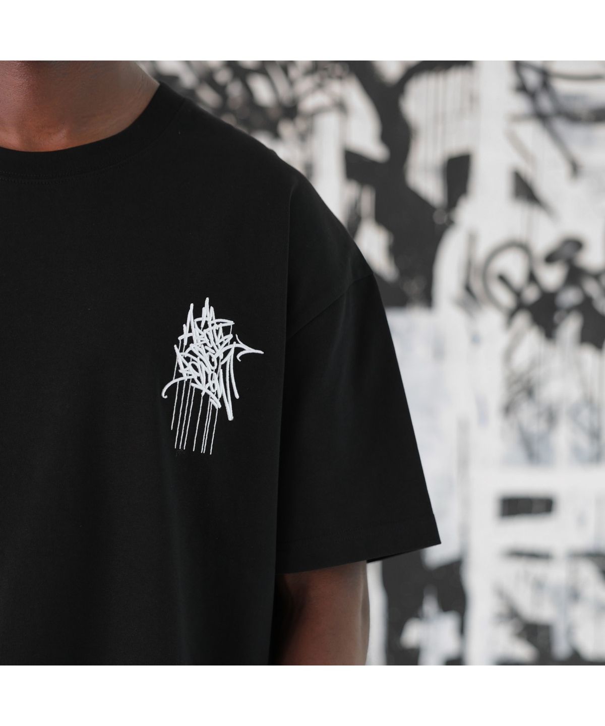 커스텀멜로우(CUSTOMELLOW) [BISCO SMITH] Black Graphic Half Sleeve T-shirt CWTAW25911BKX