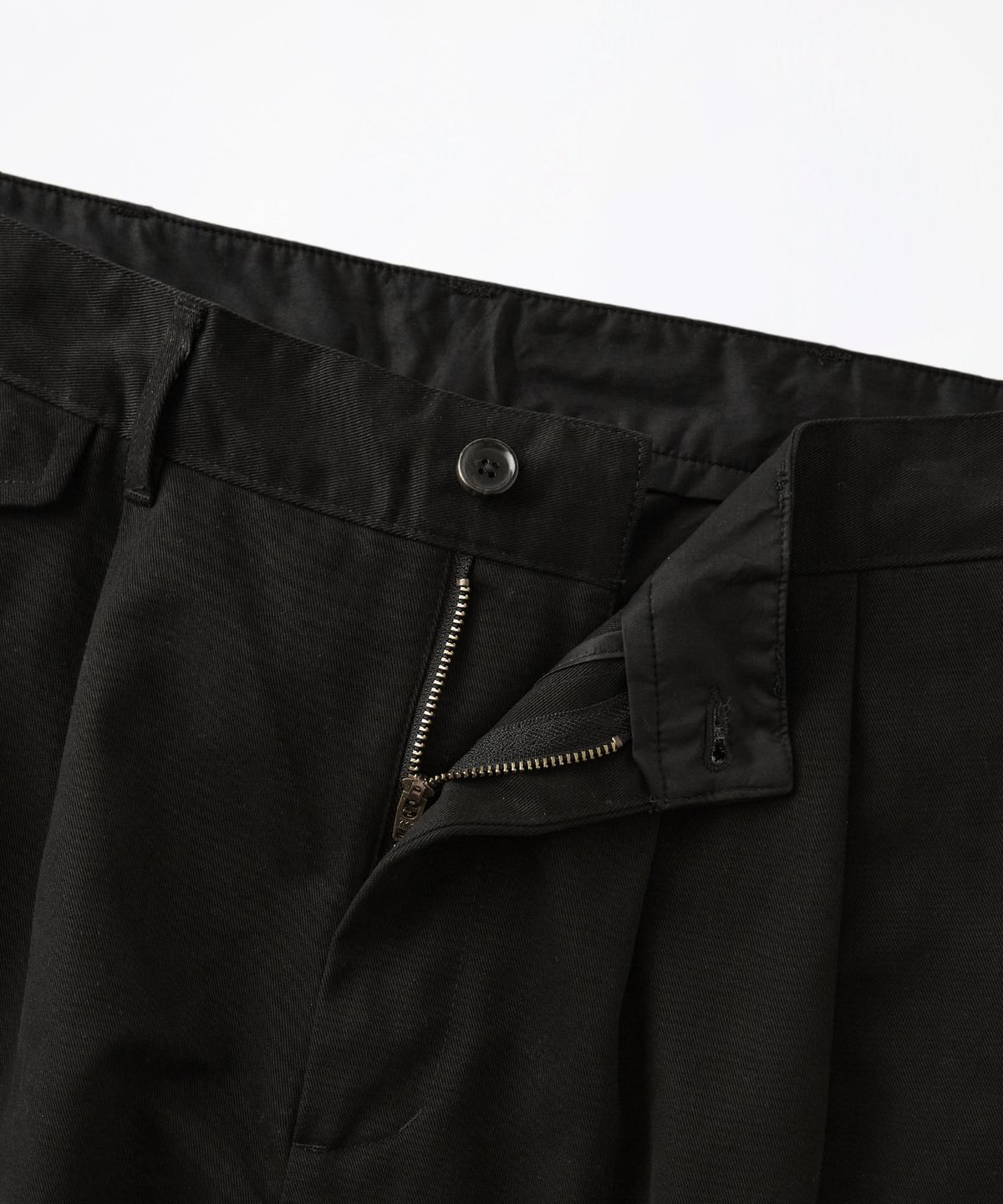 아웃스탠딩(OUTSTANDING) HIGH DENSITY COTTON DOUBLE PLEATED PANTS_BLACK
