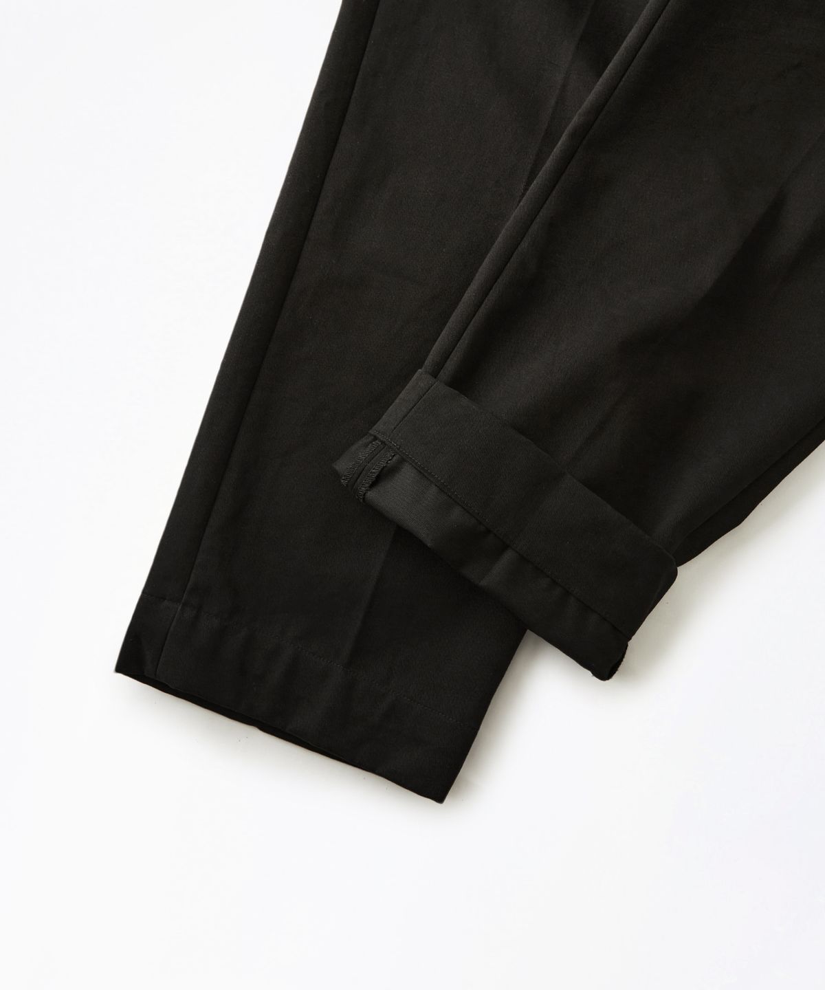 아웃스탠딩(OUTSTANDING) HIGH DENSITY COTTON DOUBLE PLEATED PANTS_BLACK