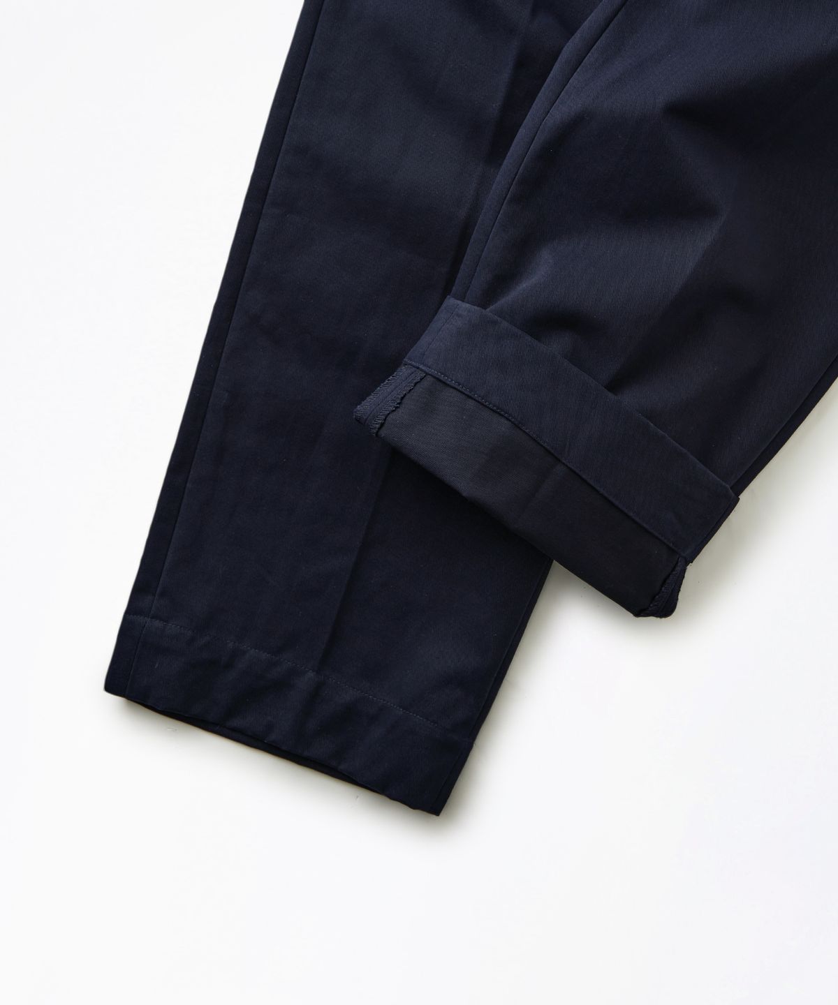 아웃스탠딩(OUTSTANDING) HIGH DENSITY COTTON DOUBLE PLEATED PANTS_NAVY