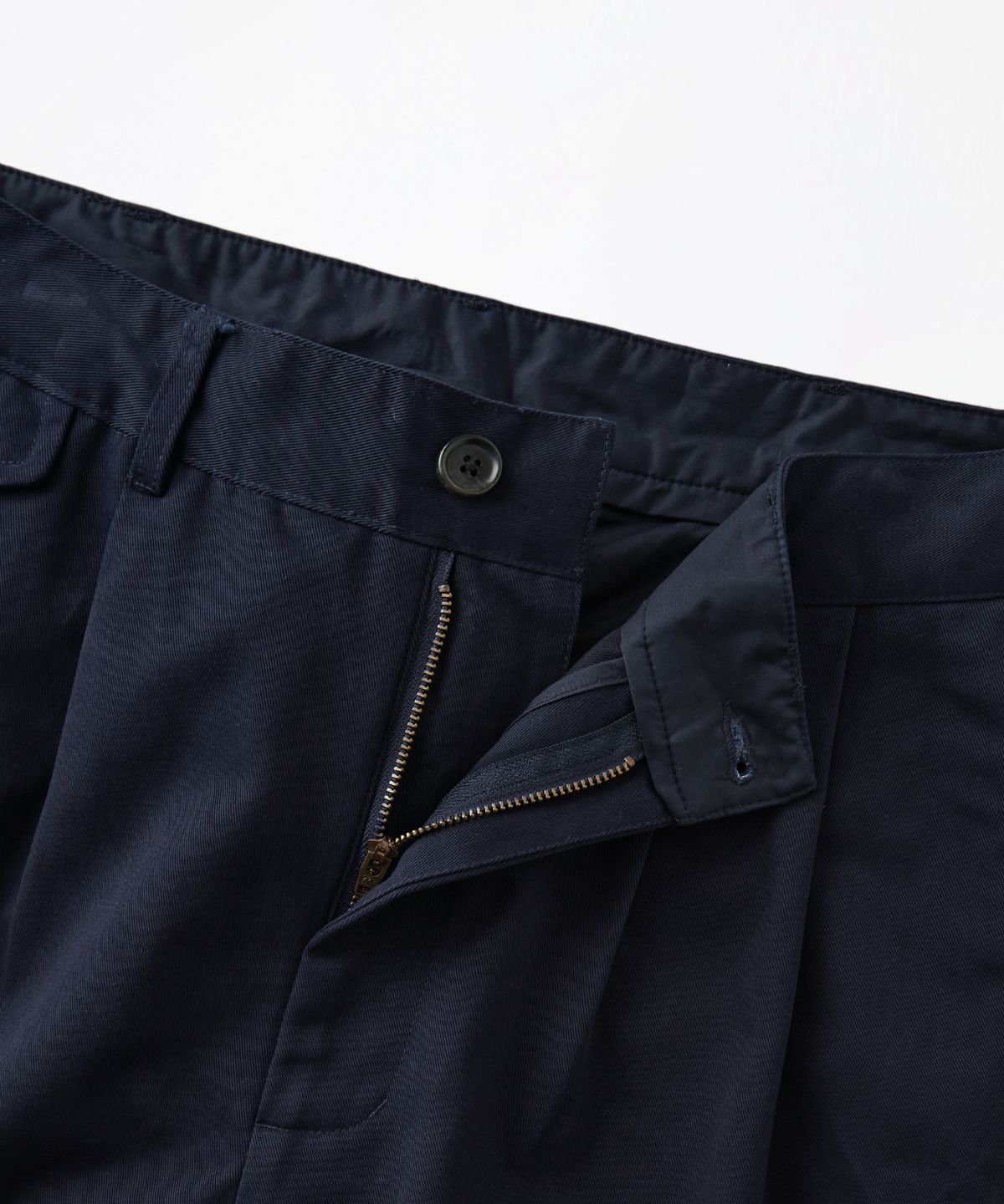 아웃스탠딩(OUTSTANDING) HIGH DENSITY COTTON DOUBLE PLEATED PANTS_NAVY