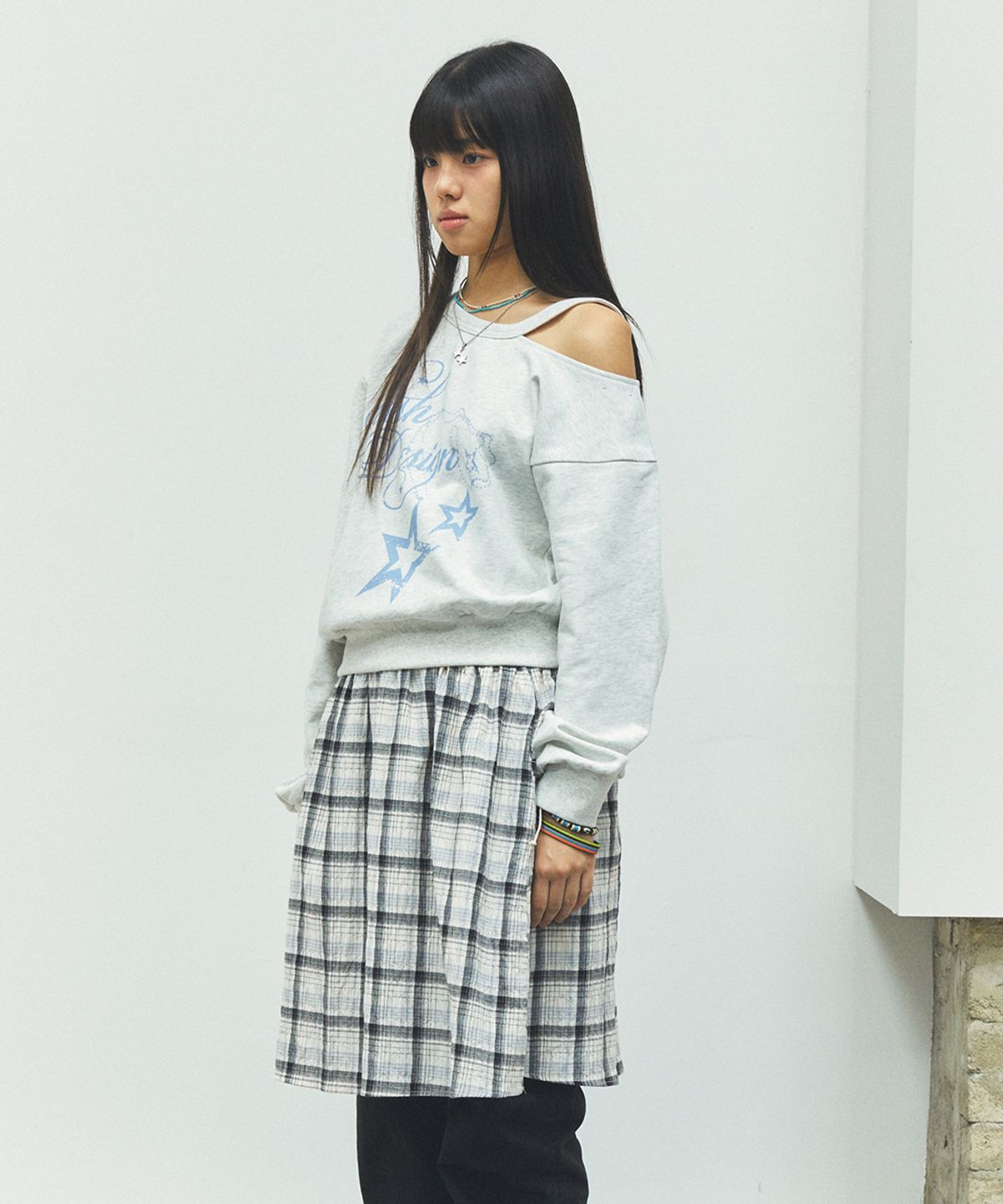 카비시(CAVISH) W OFF SHOULDER NECKLACE SWEATSHIRT LIGHT GREY(CV2FFFM440A)