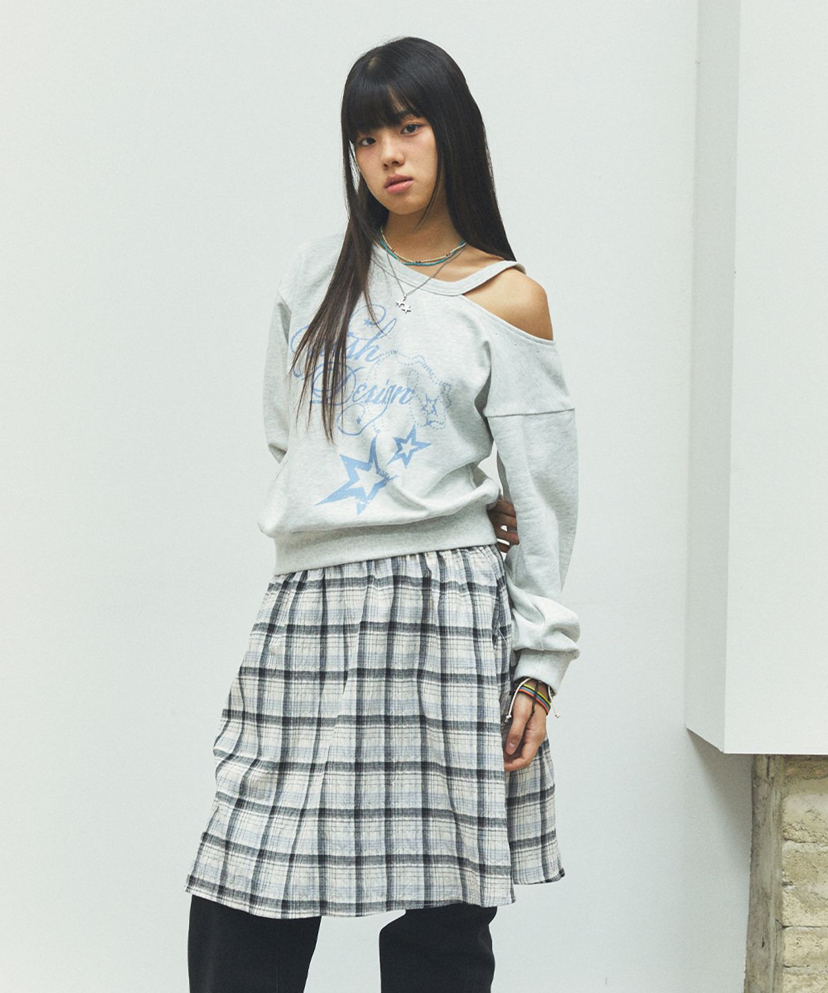 카비시(CAVISH) W OFF SHOULDER NECKLACE SWEATSHIRT LIGHT GREY(CV2FFFM440A)