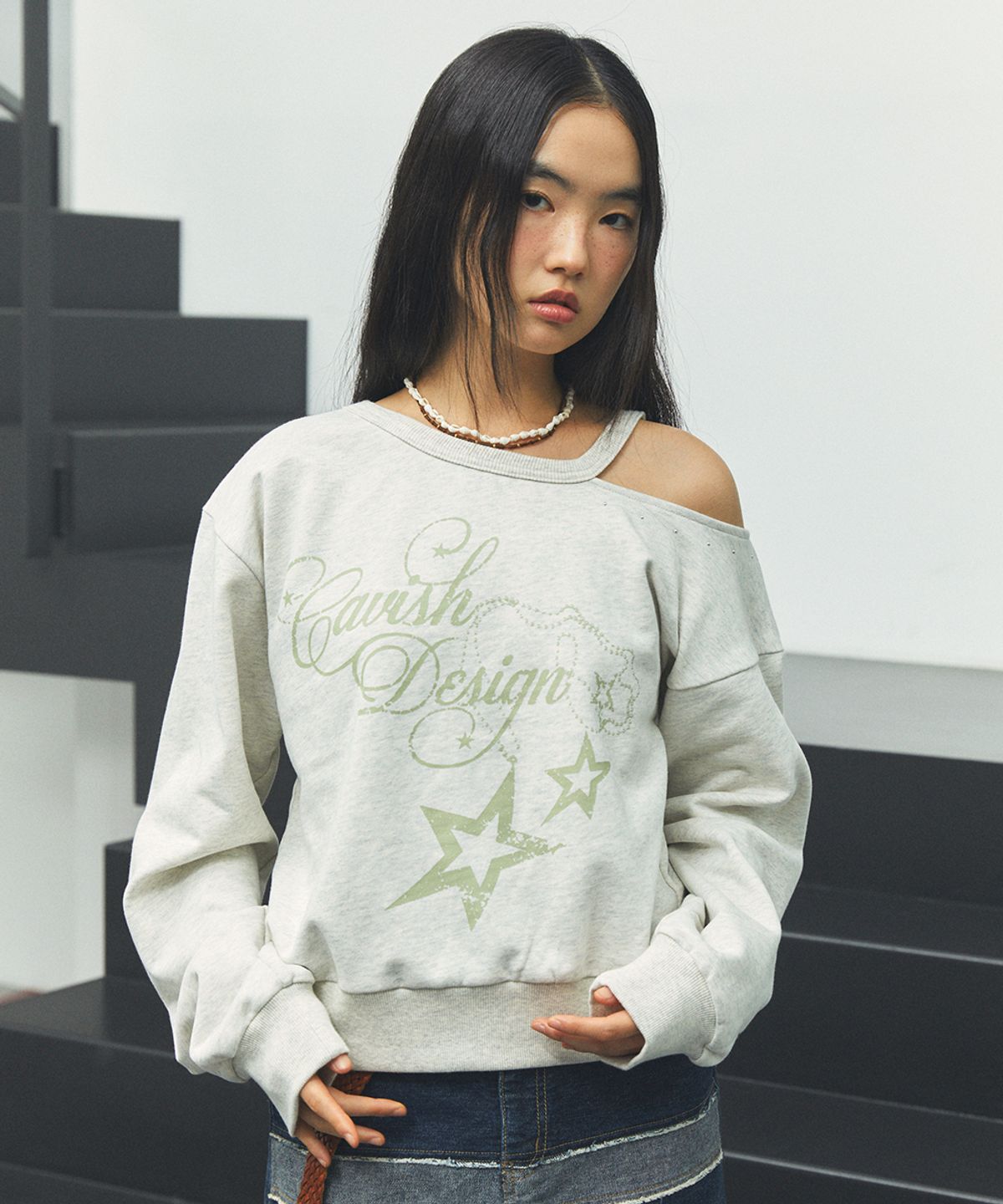 카비시(CAVISH) W OFF SHOULDER NECKLACE SWEATSHIRT YELLOW(CV2FFFM440A)