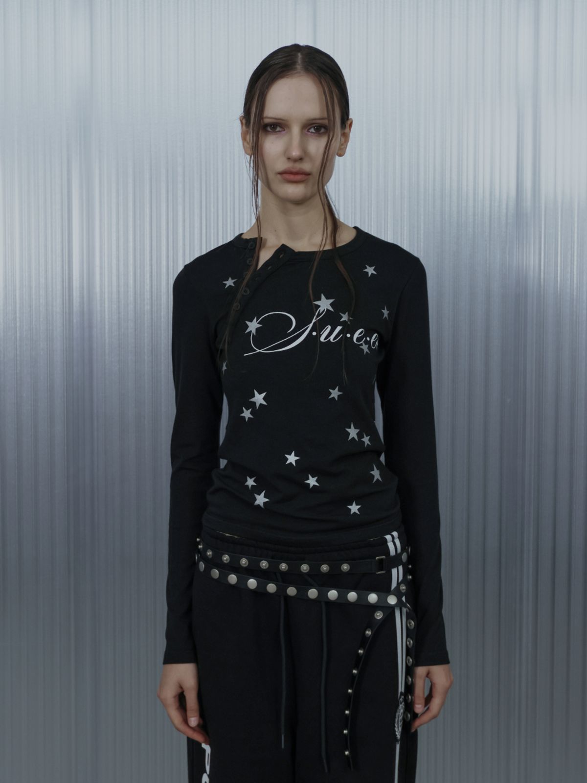 셋업이엑스이(SETUP-EXE) STAR HENLEY NECK TOP / BLACK