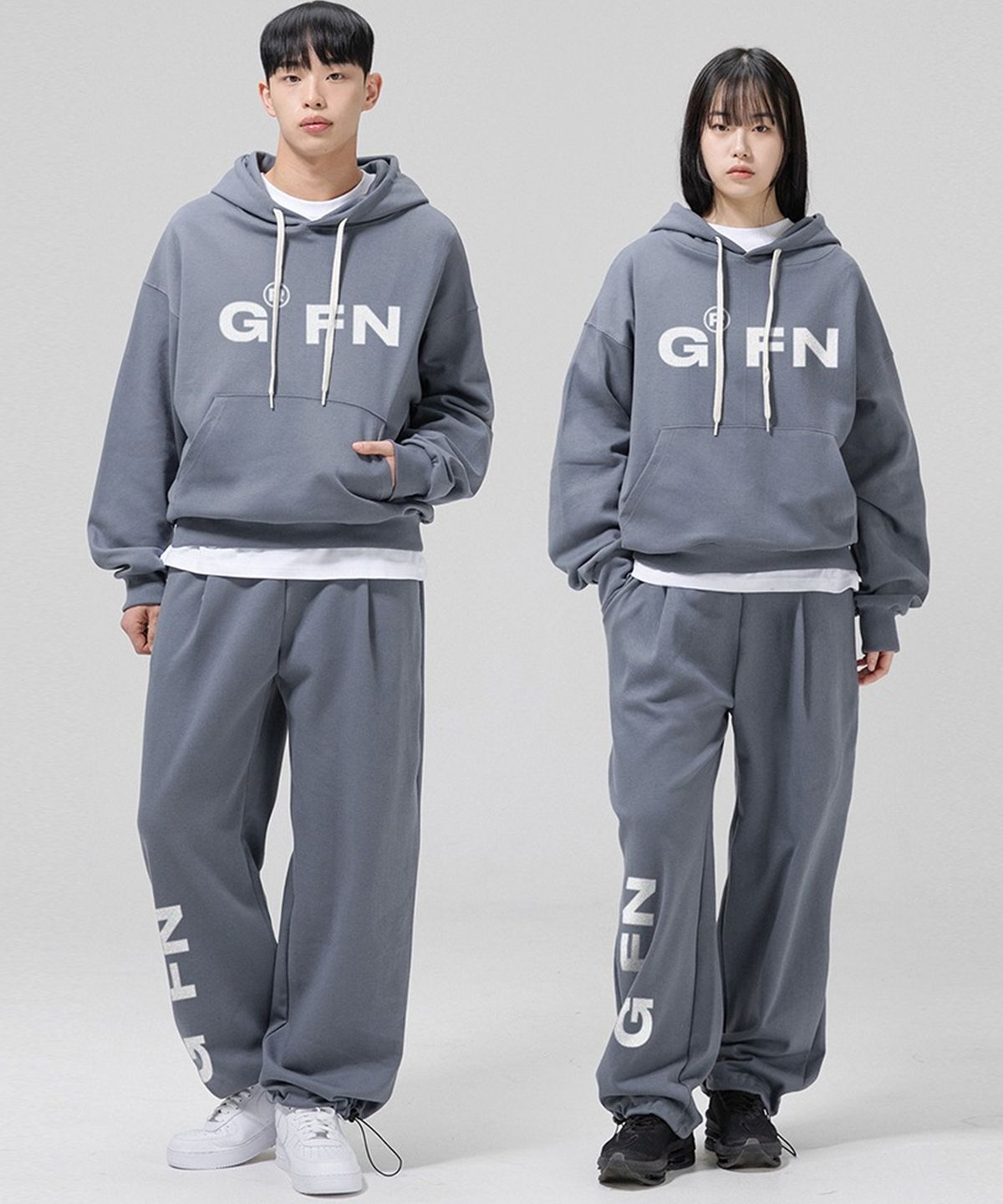 그랜피니(GRANFINNY) 오버핏 기모 볼드 로고 후디 + 원턱 스트링 트레이닝 팬츠 셋업- 그레이