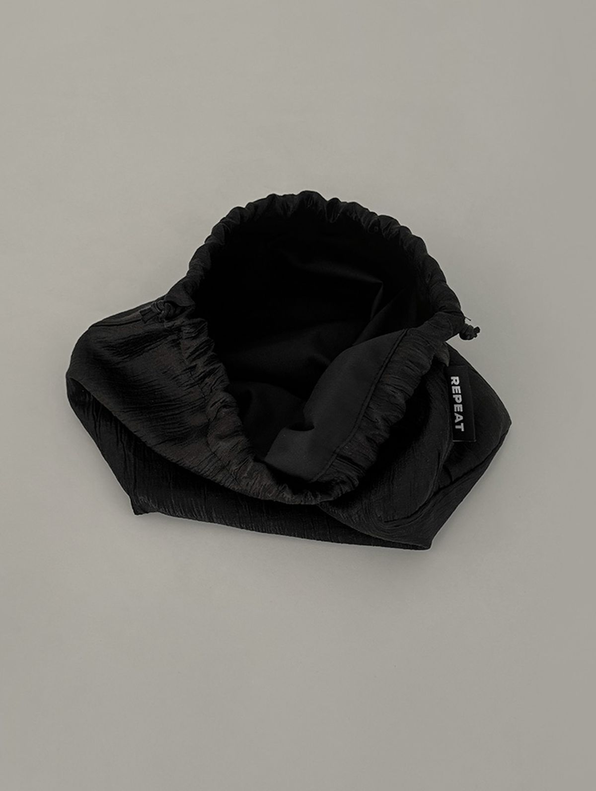 리핏(REPEAT) 샤인 스트링 파우치 ML (2colors)