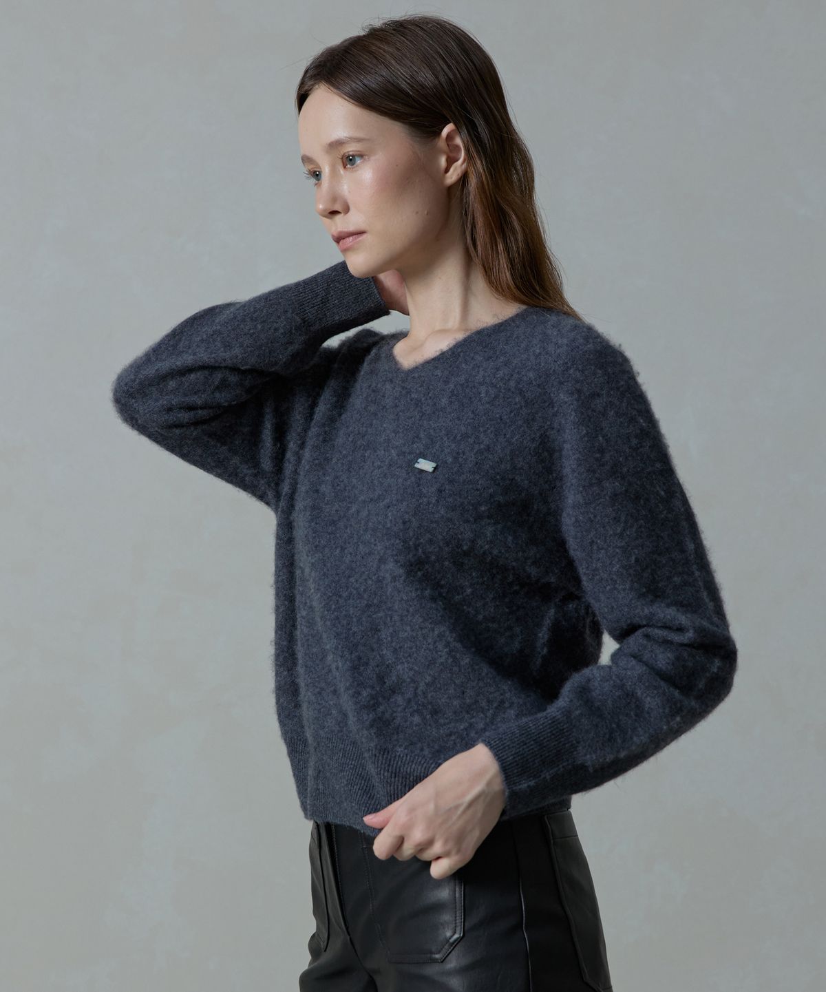 아흐레(AHRE) Noelle Wholegarment Cashmere Wool V-Neck Knit_CHARCOAL