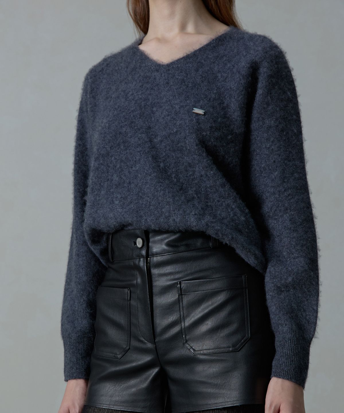 아흐레(AHRE) Noelle Wholegarment Cashmere Wool V-Neck Knit_CHARCOAL